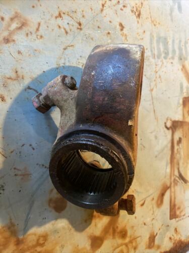 International IH 656 tractor bottom 3pt hitch lift arm main mount bracket