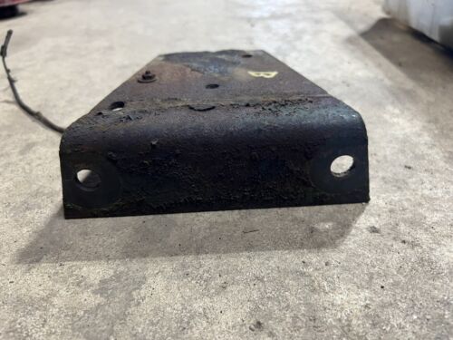 USED JOHN DEERE B TRACTOR FAN FRONT SHAFT SUPPORT BRACKET B2014R