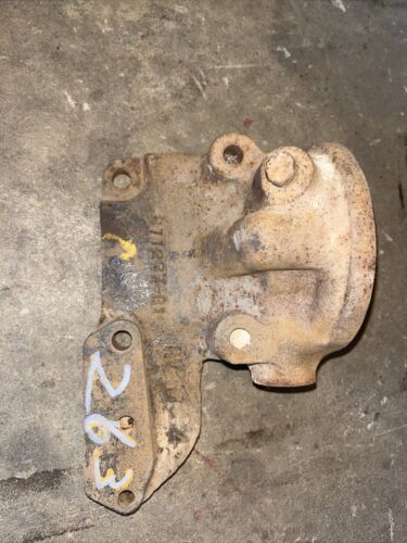 Internatonal 460 U Utility Tractor IH engine motor oil filter holder 371237R1