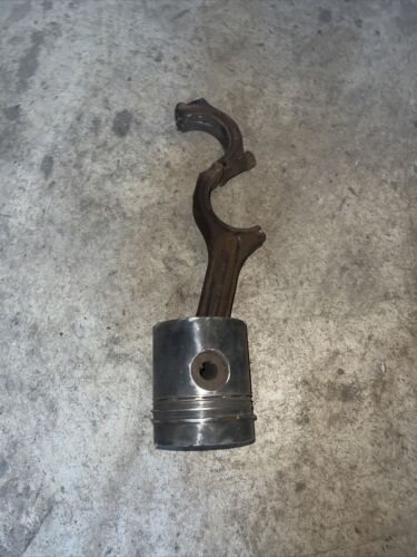 INTERNATIONAL DT414,DT436,DT466 USED TRACTOR PISTON W/CONNECTING ROD 688922C1