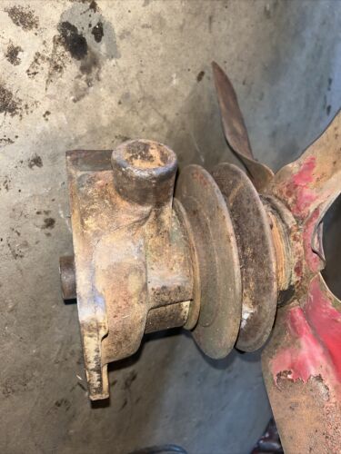 Farmall 400 450 gas Tractor engine water pump assembly w/ fan & belt pulley