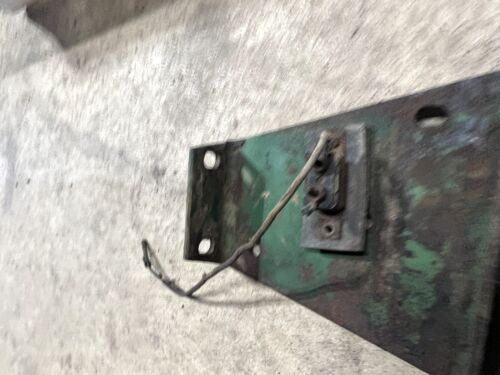 USED JOHN DEERE B TRACTOR FAN FRONT SHAFT SUPPORT BRACKET B2014R