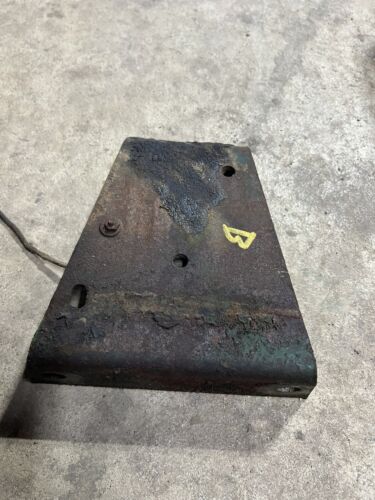 USED JOHN DEERE B TRACTOR FAN FRONT SHAFT SUPPORT BRACKET B2014R