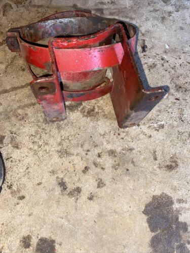 FARMALL M / MD / 400 / 400D. AIR CLEANER BRACKET.