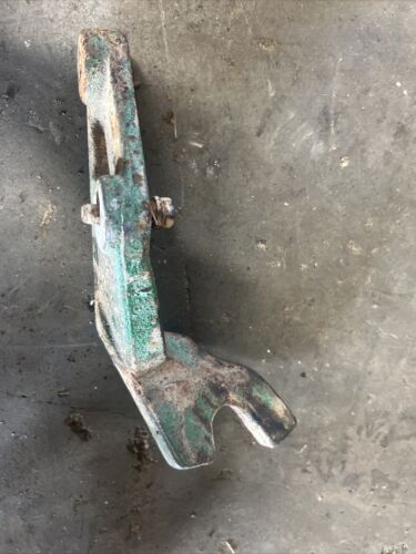 R32118R Cylinder Hanger John Deere 4020 Tractor