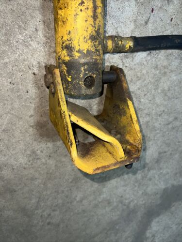 International Cub 154 low boy IH Tractor Orgnl hydraulic lift cylinder & hose