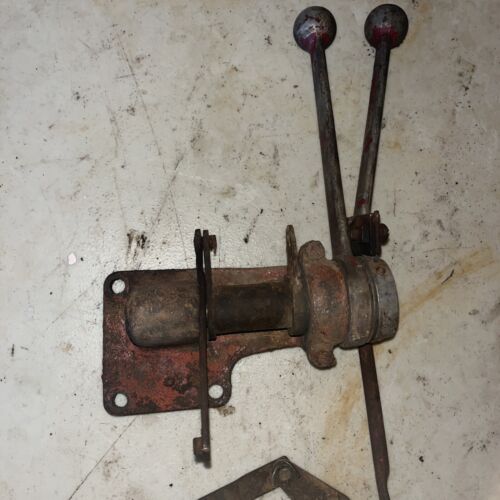 Farmall 300 350 400 450 gas tractor (2) IH hydraulic control levers w/ linkage