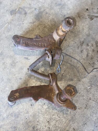 IH 622142R1 SIDE DRESSER / PLANTER KICK OUT ROD w/DRIVE PAWL FARMALL SC 200 230