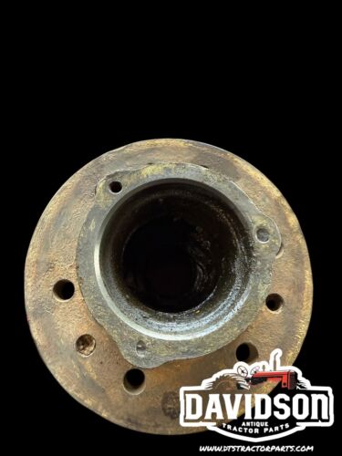 USED JOHN DEERE TRACTOR FRONT WHEEL HUB A1553R