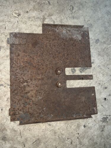IH FARMALL 684 LOWER RIGHT HYDRAULIC COVER