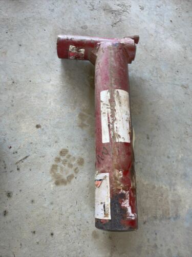 International 1066 IH tractor 66 86 series front left axle spindle holder mount