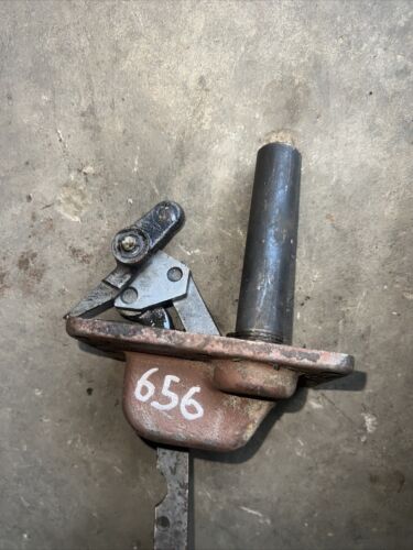 International 656 IH Tractor draft control sensing holder bracket 389608R1