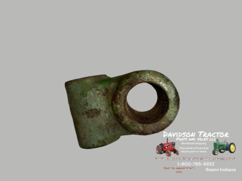 USED B JOHN DEERE TRACTOR STEERING SHAFT SUPPORT HOUSNG B1101R