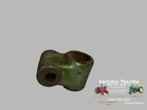 USED B JOHN DEERE TRACTOR STEERING SHAFT SUPPORT HOUSNG B1101R