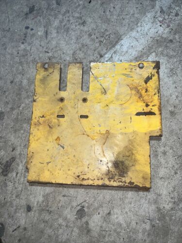 IH FARMALL 584 LOWER RIGHT HYDRAULIC COVER