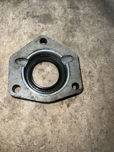 USED BEARING & SEAL HOUSING FOR  IH TRACTORS 6425D