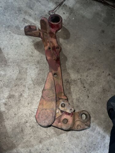523689-R2 350 Farmall Tractor Fast Hitch Rockshaft Bracket