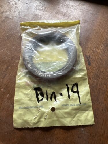 NOS OIL SEAL FOR INTERNATIONAL / FARMALL TRACTORS 400842R91