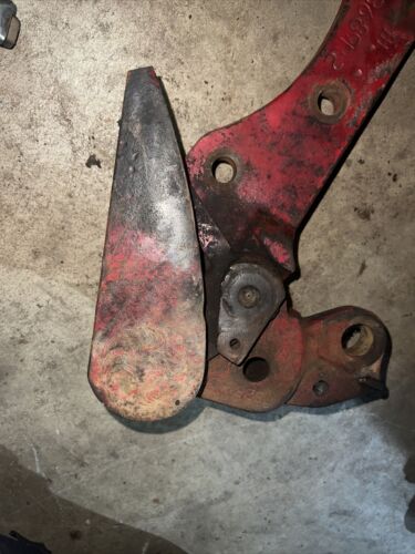 523689-R2 350 Farmall Tractor Fast Hitch Rockshaft Bracket