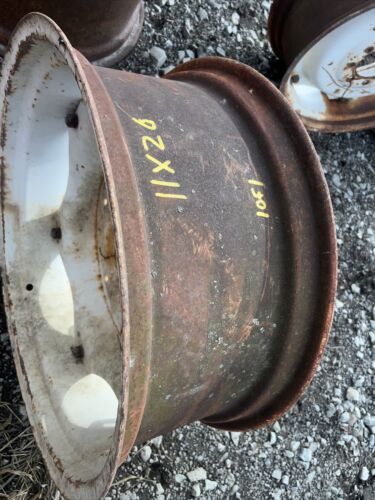 11X26 6 Bolt Rim W/8 Bolt Center Vintage Tractor