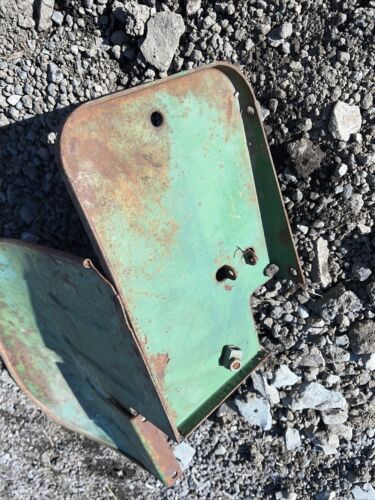 John Deere 1010  Single Row Crop (RS) Tractor RH Fender, AM1971T