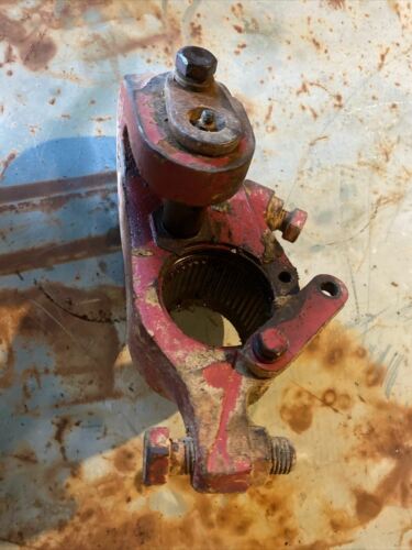 International IH 656 tractor bottom 3pt hitch lift arm main mount bracket