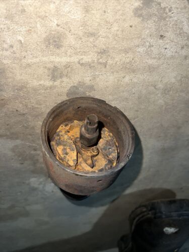 International 560 460 Utility Distributor 368051R1  Antique Tractor For Parts