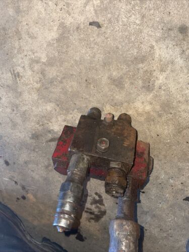 Farmall 400 450 tractor IH front hydraulic line valve port block