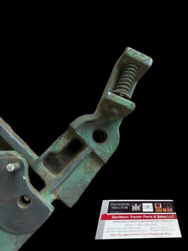 JOHN DEERE 4020 STEERING VALVE BRACKET L.H. AR32596 R33967R
