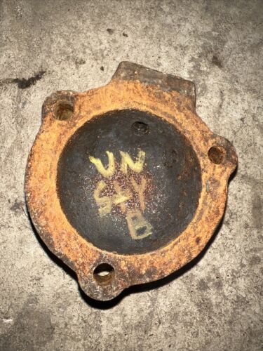 Unstyled John Deere B Tractor ORIGINAL JD B920R center wheel hub cap grease zert