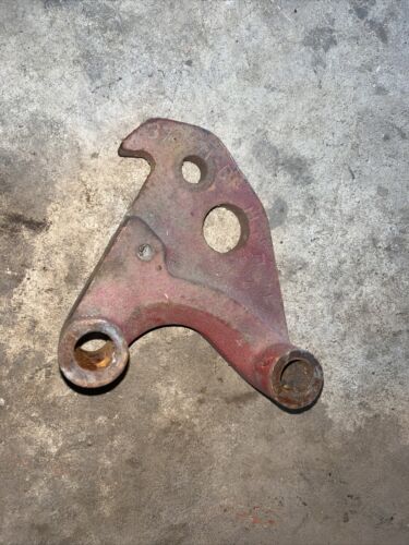 370671-R1 IH Farmall 560 W 660 TA handle Bracket