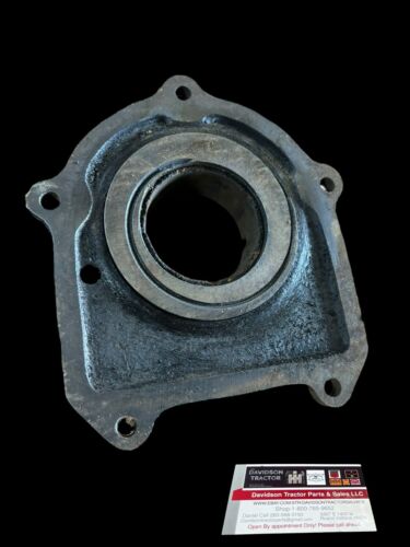JOHN DEERE LATE B. CRANKSHAFT END COVER B2466R WITH PACKING OIL SPACER.