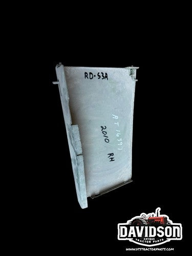 AT16397 USED LH FRONT SIDE PANEL JOHN DEERE 2010