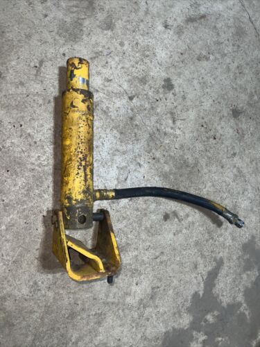 International Cub 154 low boy IH Tractor Orgnl hydraulic lift cylinder & hose