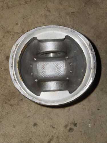 International 188, 236, 282 Diesel (318377R2) Piston