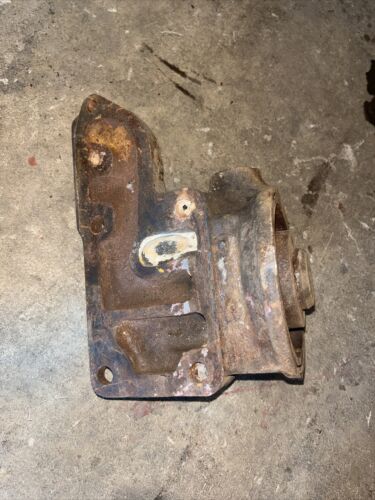 Internatonal 460 U Utility Tractor IH engine motor oil filter holder 371237R1