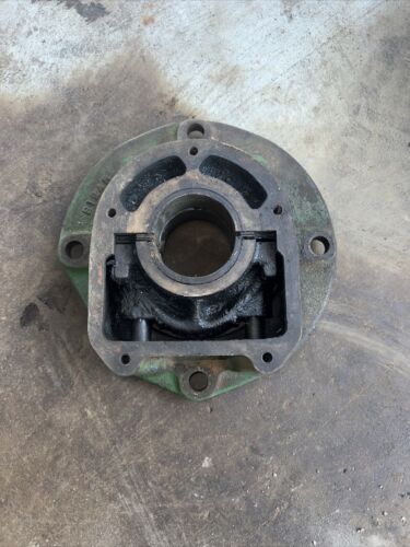 JOHN DEERE B124R / B117R MAIN BEARING WITH CAP LH HOUSING 1936 John Deere B
