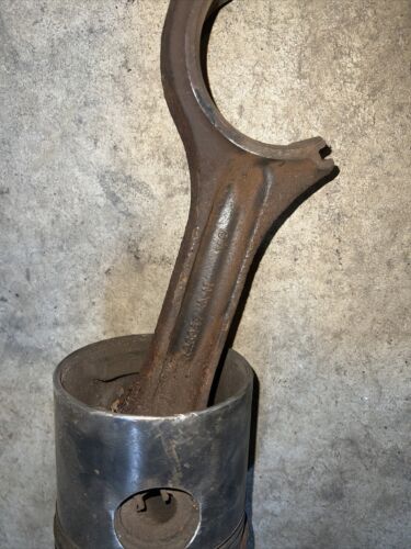 INTERNATIONAL DT414,DT436,DT466 USED TRACTOR PISTON W/CONNECTING ROD 688922C1
