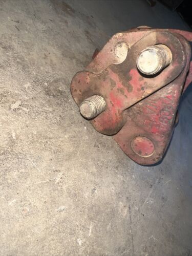 IH FARMALL 504 PTO HANDLE PIVOT BRACKET PART #379094 R11   (1220)