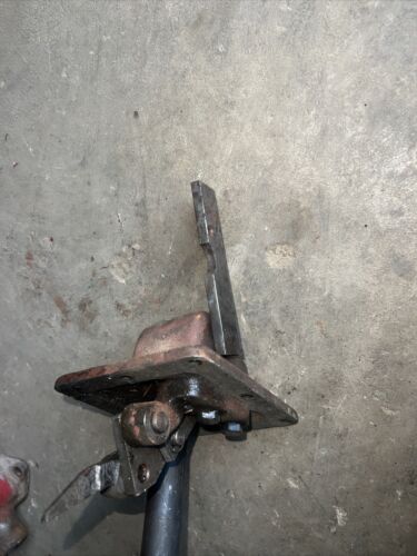 International 656 IH Tractor draft control sensing holder bracket 389608R1