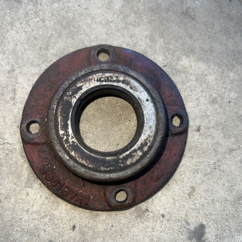 USED BEARING RETAINER & SEAL HOUSING FOR IH  TRACTORS 360157R1