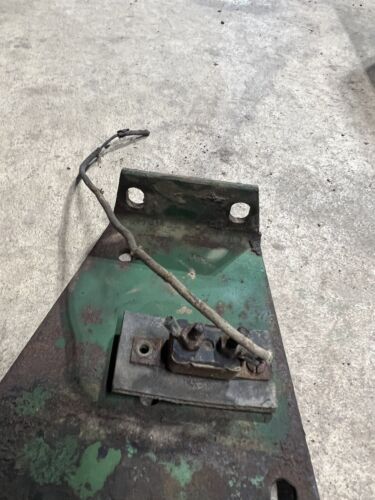 USED JOHN DEERE B TRACTOR FAN FRONT SHAFT SUPPORT BRACKET B2014R