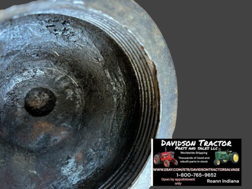 John Deere unstyled D hub cap D327R