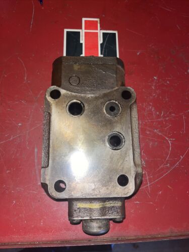 Farmall 300, 350, 400 450 Hydraulic valve Antique Tractor 360587-R1
