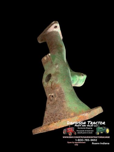 D2966R John Deere D Upper Water Pipe Fanshaft Mount Fits SN 143,800 and up Nice!