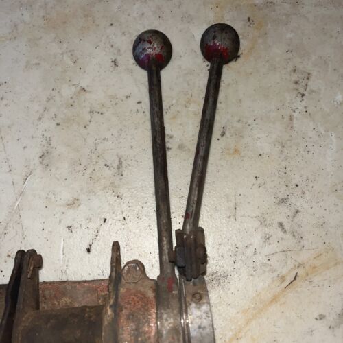 Farmall 300 350 400 450 gas tractor (2) IH hydraulic control levers w/ linkage