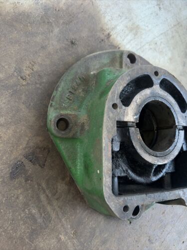 JOHN DEERE B124R / B117R MAIN BEARING WITH CAP LH HOUSING 1936 John Deere B