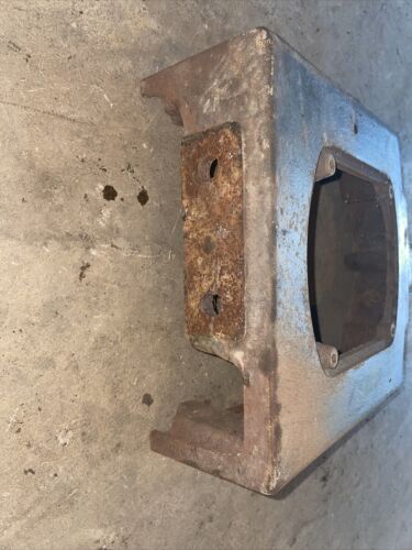 USED JOHN DEERE A4459R CAST DASH PLATE STEERING SUPPORT 60