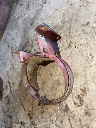 FARMALL M / MD / 400 / 400D. AIR CLEANER BRACKET.