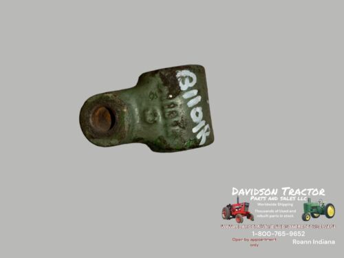 USED B JOHN DEERE TRACTOR STEERING SHAFT SUPPORT HOUSNG B1101R